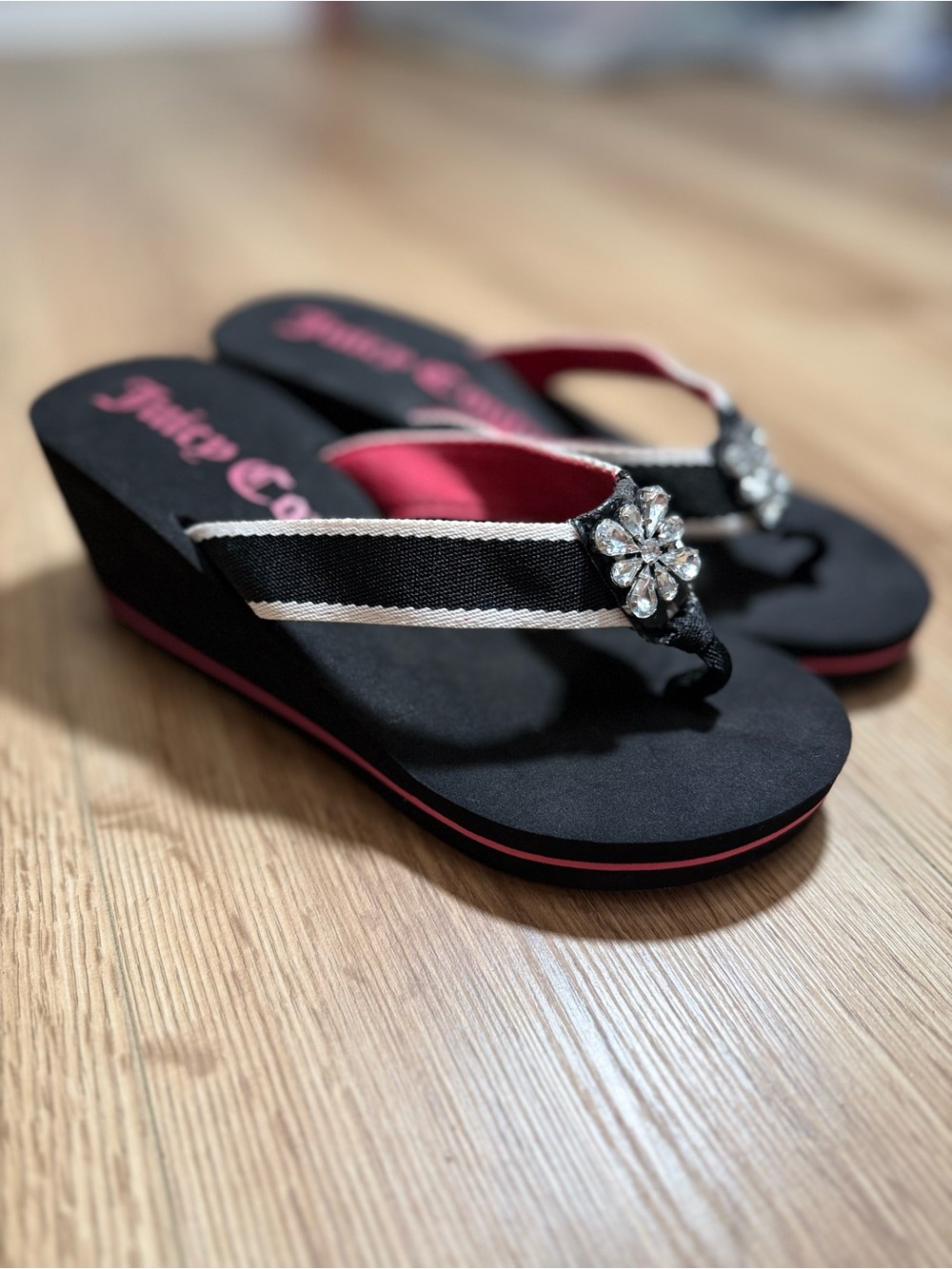 JUICY COUTURE Wedge Flip Flops Black Pink Rhinestone Flower Thong Sandals
